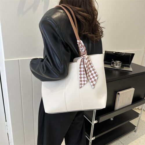 2024 Fall/Winter Simple Commuter Large Capacity Bag Women's Korean Fashion Tote Bag Niche Texture One Shoulder Tote Bag - Image 3